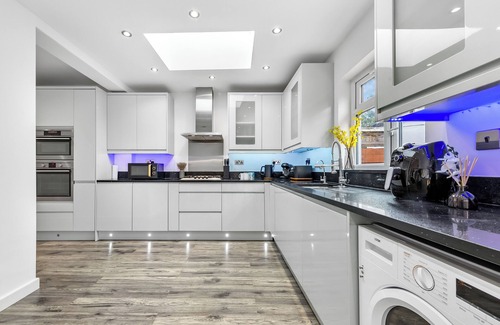 Tokyngton House | 5 Bedrooms house near Wembley StadiumI Free parking I Discounts for Longer Stays