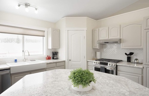 Hinton House | 5-Br/3-Ba | Private Pool & Hot Tub | Pool Table + Home Theatre