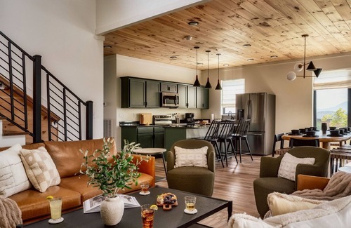 Sevierville Cabin | 5 BR|5 BA| Sleeps13|Game Room| Rooftop w Hot Tub | Movie Room| Free Tkts