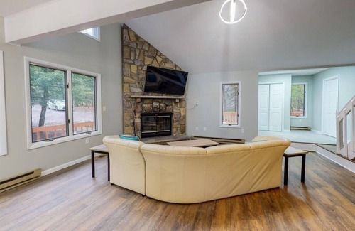 Lake Harmony Cottage | 5 Bruin Ct, Romantic Cottage with a View 10 min from popular tourist attractions