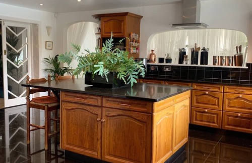Cliftonville House | 5 double bedroom Art Deco Villa by the sea with heated pool