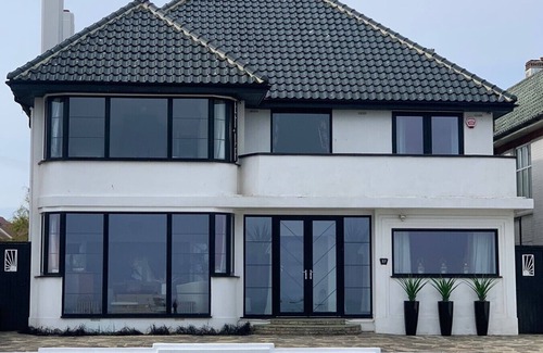 Cliftonville House | 5 double bedroom Art Deco Villa by the sea with heated pool