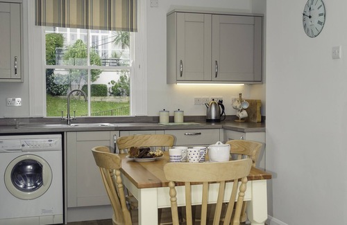 Salcombe Apartment | 5 Glenthorne-Cosy Retreat | Harbour View & Parking