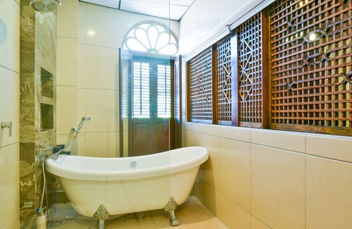 Taman Kota Laksamana Hotel | 5 Heeren