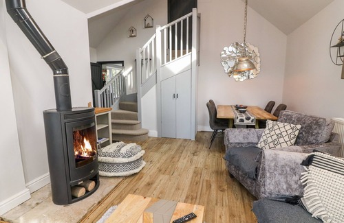 Fourstones Near Bentham Cottage | 5 LAKE HOUSE, pet friendly, with open fire in Bentham, Yorkshire