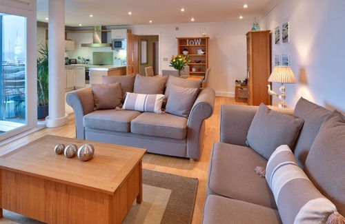 Cowes Apartment | 5* Luxury Apartment - 2 Bedrooms And 2 Bathrooms with amazing Solent views.