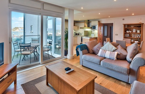 Cowes Apartment | 5* Luxury Apartment - 2 Bedrooms And 2 Bathrooms with amazing Solent views.