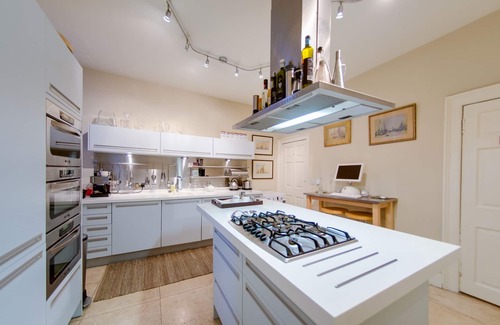 New Town Apartment | 5* Luxury Suite Central Edinburgh stunning views of Edinburgh Castle!