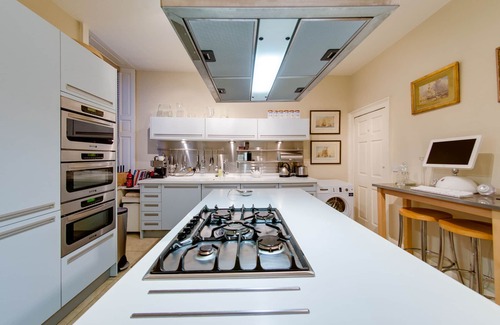 New Town Apartment | 5* Luxury Suite Central Edinburgh stunning views of Edinburgh Castle!