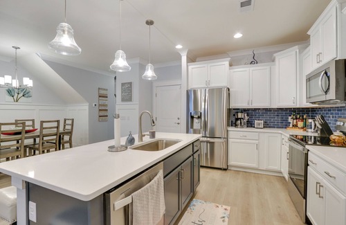 Spanish Wells House | 5 Mi to Beach: HHI Townhome w/Screened Porch