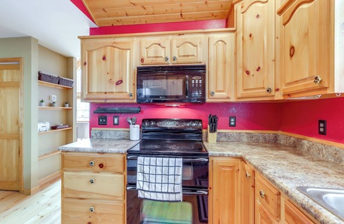 Murphy Cabin | 5 Mi to Cherokee Lake: Pet-Friendly Cabin w/Deck!