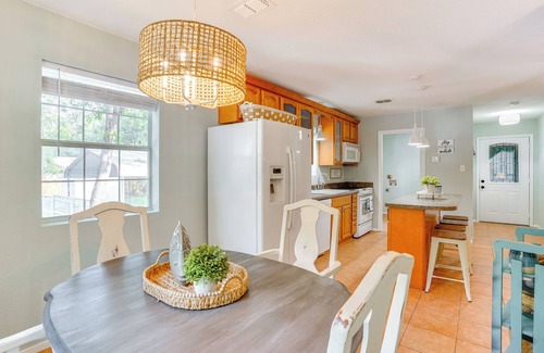 Dennis Cottage | 5 Mi to Historic Granbury Square: Lakefront Escape