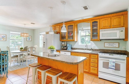 Dennis Cottage | 5 Mi to Historic Granbury Square: Lakefront Escape