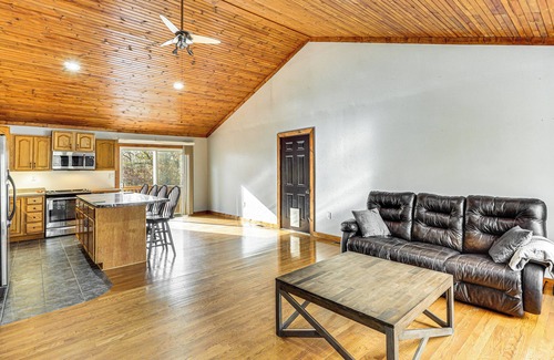 Versailles House | 5 Mi to Lake of the Ozarks: Secluded Home