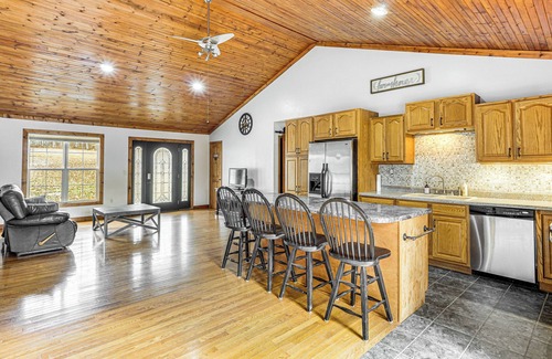Versailles House | 5 Mi to Lake of the Ozarks: Secluded Home