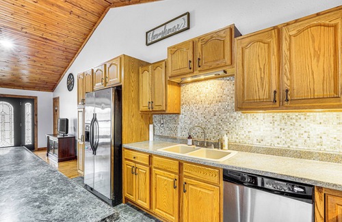 Versailles House | 5 Mi to Lake of the Ozarks: Secluded Home