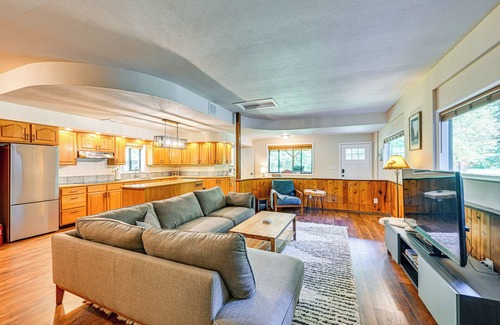 Paradise Estates Cabin | 5 Mi to Mt Rainier Nat’l Park: Cozy Cabin w/Deck!