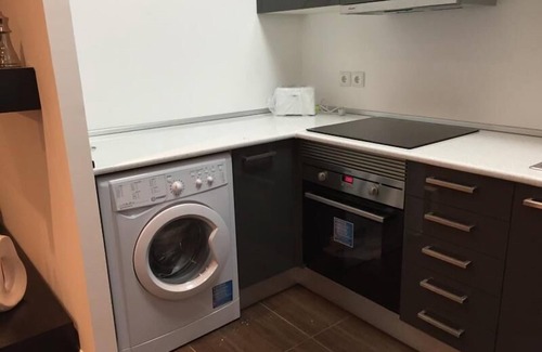 Maia House | 5 min from airport 2-bedroom house - sleeps 4