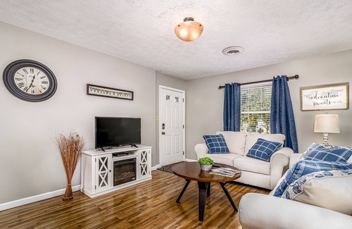 Jefferson City Apartment | 5 min to C-N Univ & Lake - Extra Parking