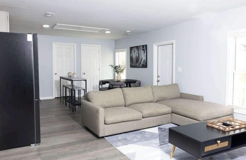 Burlington House | 5 Min to Elon | In Unit Washer + Dryer | Fast Wi-Fi