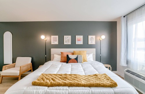Lincoln Hotel | 5 min. to Lincoln's top attractions. King-size bed, kitchenette & outdoor space