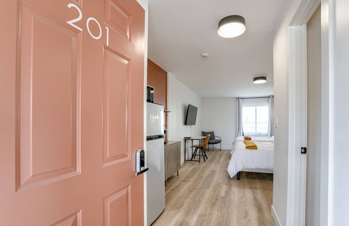 Lincoln Hotel | 5 min. to Lincoln's top attractions. 2 Queens, WiFi, pickleball, & outdoor space