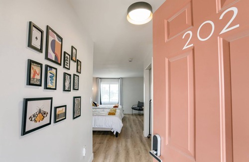West Lincoln Hotel | 5 min. to Lincoln's top attractions. 2 Queens, WiFi, kitchenette & outdoor space