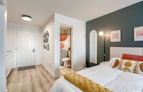 West Lincoln Hotel | 5 min. to Lincoln's top attractions. 2 Queens, WiFi, kitchenette & outdoor space