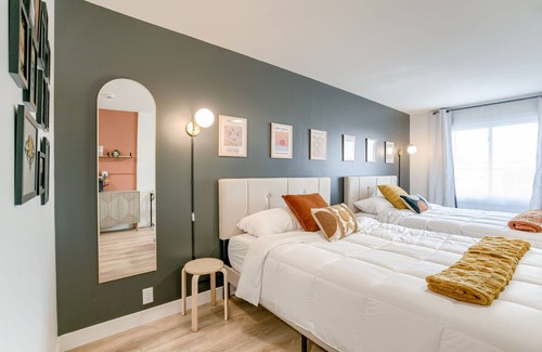 West Lincoln Hotel | 5 min. to Lincoln's top attractions. Two-queens beds, pickleball & outdoor space