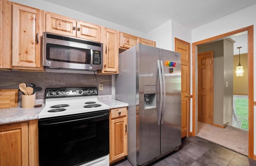 Summersville House | 5 min to Summersville Lake I Hot Tub I Game Room I Grill I Fire pit