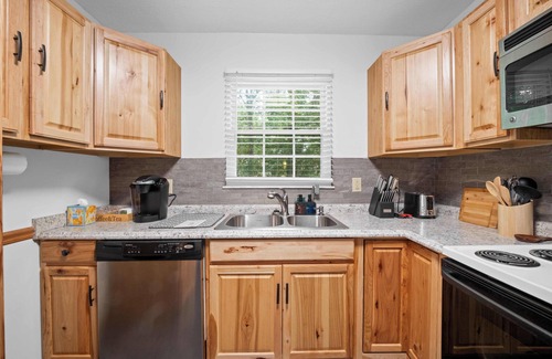 Summersville House | 5 min to Summersville Lake I Hot Tub I Game Room I Grill I Fire pit