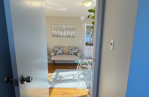 White Plains House | 5 min to White Plains Train Station!