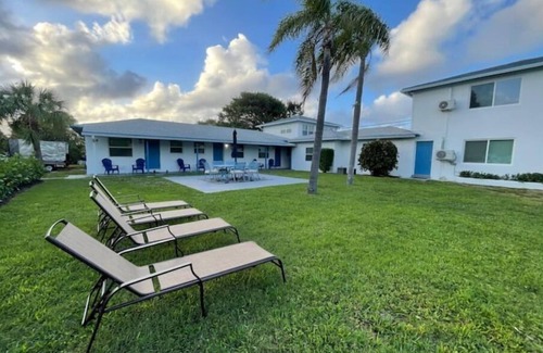 Singer Island Condo | 5 Min Walk-Beach, Surfing, Prime Location, Wi-Fi