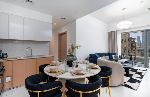 Downtown Dubai Apartment | 5 min walk from Dubai Mall! Family-sized apartment with Full Burj Khalifa Views