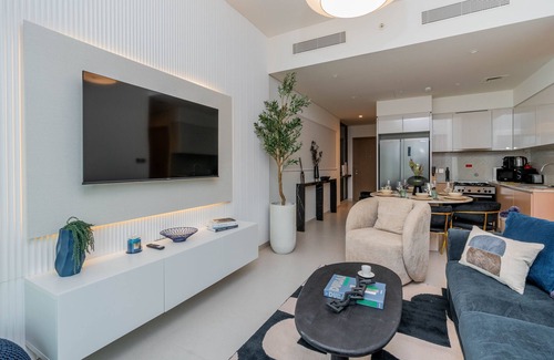 Downtown Dubai Apartment | 5 min walk from Dubai Mall! Family-sized apartment with Full Burj Khalifa Views