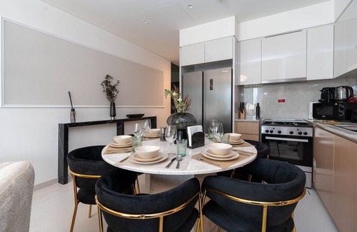Downtown Dubai Apartment | 5 min walk from Dubai Mall! Family-sized apartment with Full Burj Khalifa Views
