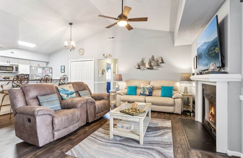 Northeast Virginia Beach Condo | 5 min walk to Beach | Boardwalk | Patio