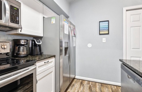 Northeast Virginia Beach Condo | 5 min walk to Beach | Boardwalk | Patio