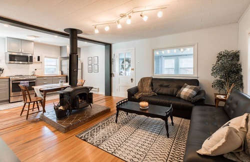 Pine Hill Cottage | 5 mins to Belleayre Ski! Relax in Hot tub and turn on massage jets! Pets free!