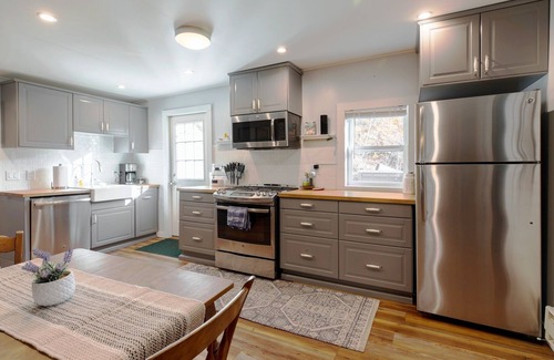 Pine Hill Cottage | 5 mins to Belleayre Ski! Relax in Hot tub and turn on massage jets! Pets free!
