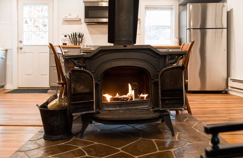 Pine Hill Cottage | 5 mins to Belleayre Ski! Relax in Hot tub and turn on massage jets! Pets free!