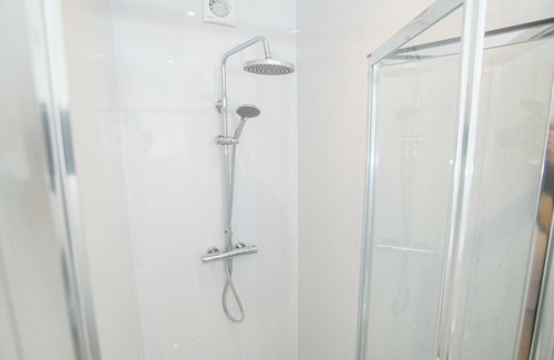 Lincoln House | 5 mins to buzzing city center 1 bed en-suite room king sized bed free toiletries