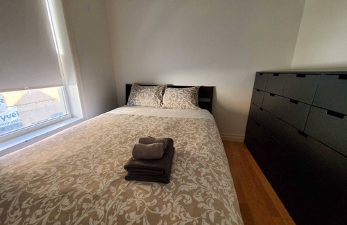 Little Italy House | 5 mins walk to trinity bellwood park! 3 bedrooms Downtown Toronto