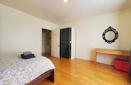 Little Italy House | 5 mins walk to trinity bellwood park! 3 bedrooms Downtown Toronto