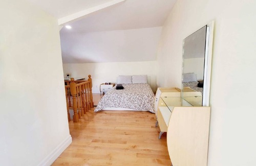 Little Italy House | 5 mins walk to trinity bellwood park! 3 bedrooms Downtown Toronto