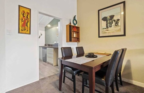 Queenstown City Centre Apartment | 5 minute walk into town, carpark and views of lake and mountains
