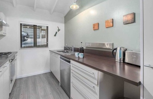 Queenstown City Centre Apartment | 5 minute walk into town, carpark and views of lake and mountains