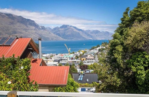Queenstown City Centre Apartment | 5 minute walk into town, carpark and views of lake and mountains