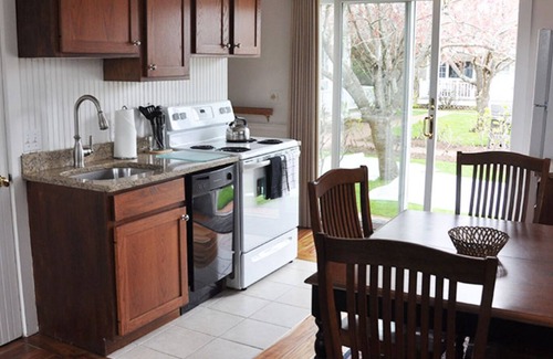 Brant Point House | 5 minute walk to beach and town in Brandt Point!