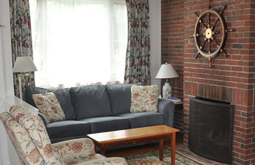 Brant Point House | 5 minute walk to beach and town in Brandt Point!